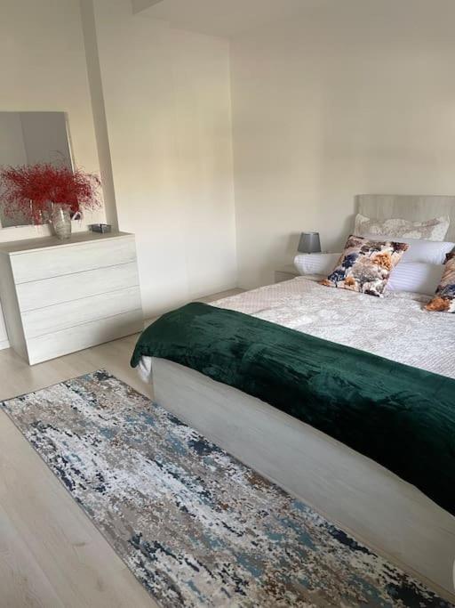 Spacious In Luxury Apartament